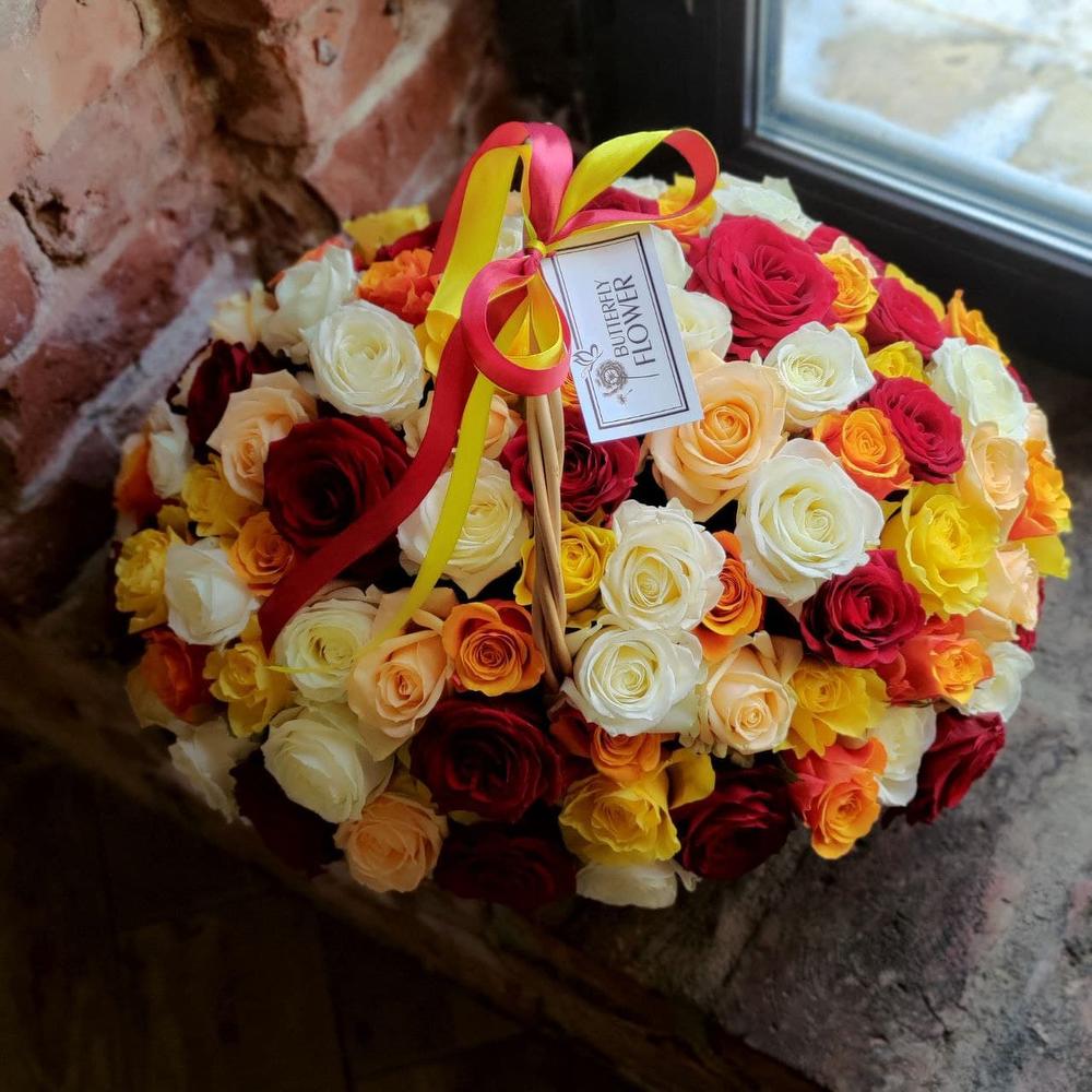 Корзина со 101 разноцветной розой