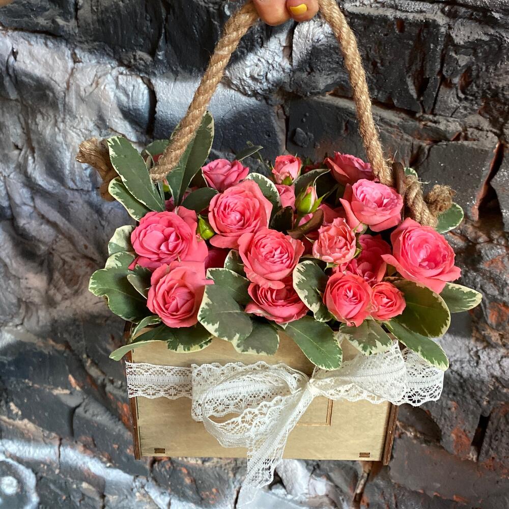 Букет из кустовых роз и зелени в деревянном ящике 