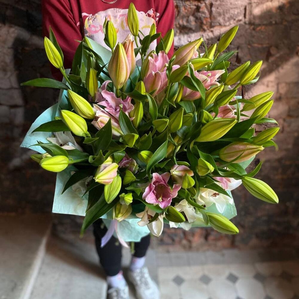 Букет из 19 белых и розовых лилий 