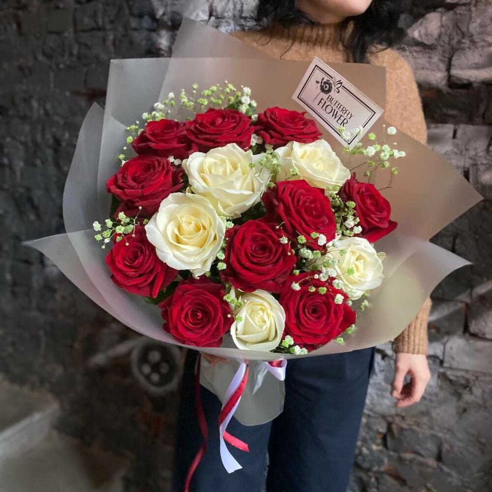 Букет из красных и белых роз с гипсофилой в стильной упаковке 