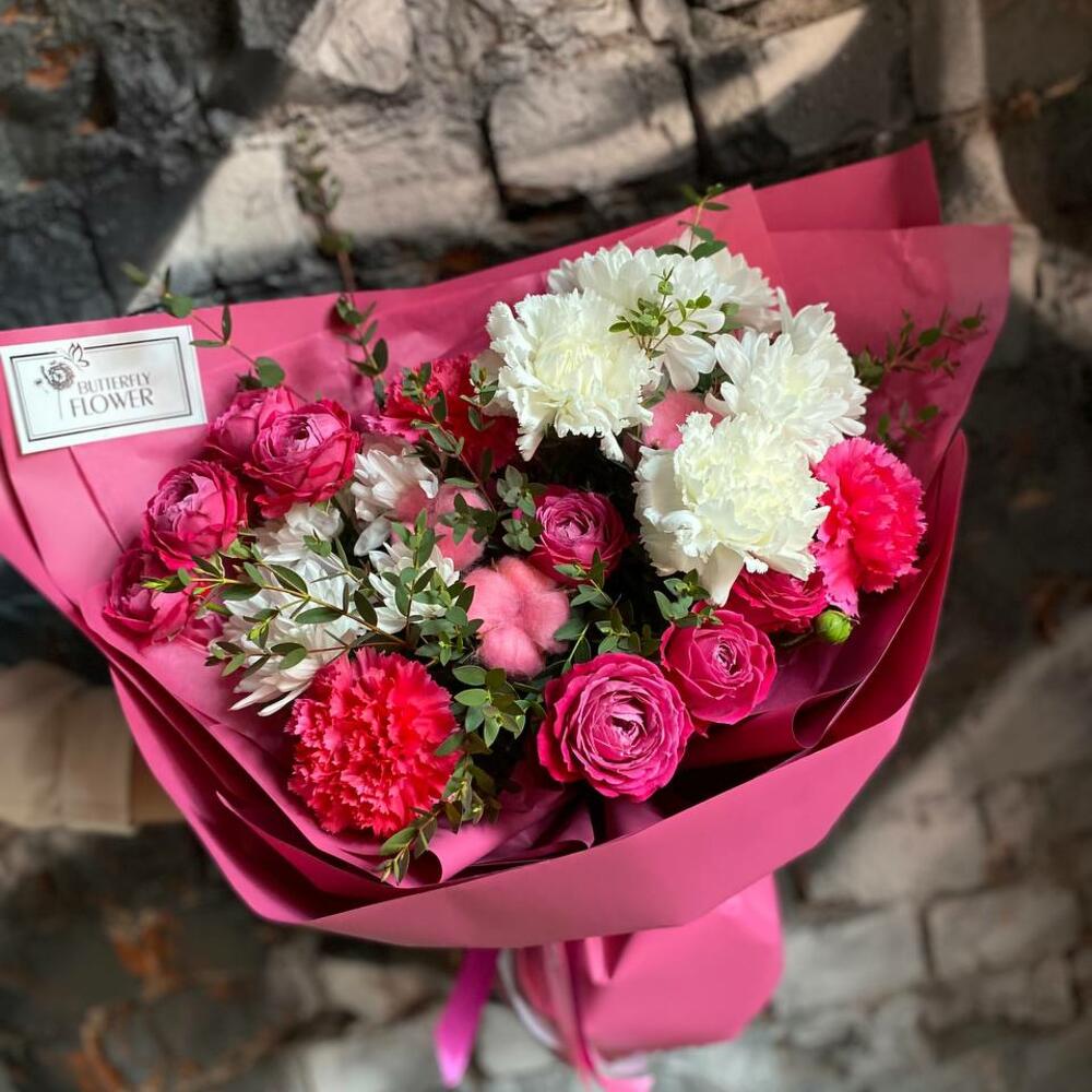 Букет из кустовой пионовидной розы, кустовой хризантемы, диантусов, хлопка и эвкалипта в дизайнерской упаковке 