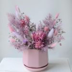 Интерьерная композиция из сухоцветов в розово-сиреневых тонах