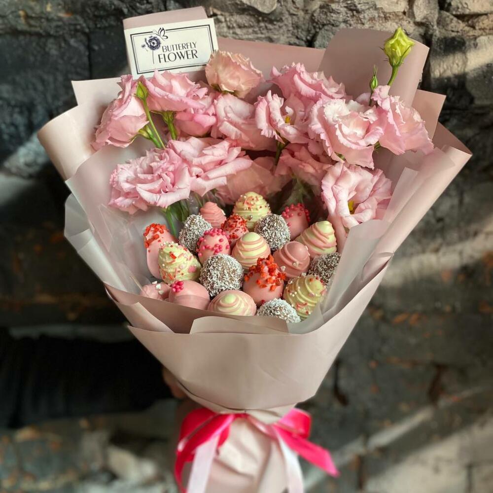 Съедобный фруктовый букет из клубники в шоколаде и эустомы в дизайнерской упаковке "Розовая веточка сакуры" Съедобный фруктовый букет из клубники в шоколаде и эустомы в дизайнерской упаковке "Розовая веточка сакуры"