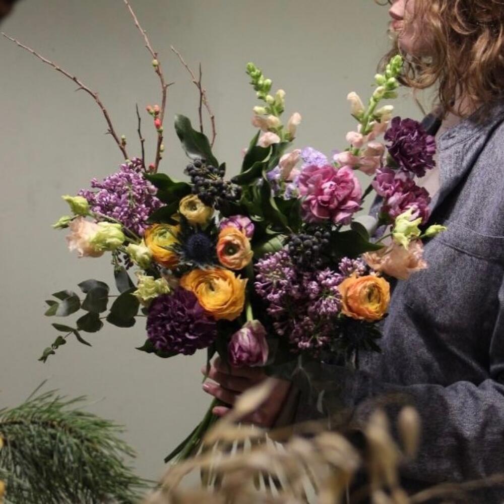 Сирень, тюльпаны и ранункулюсы