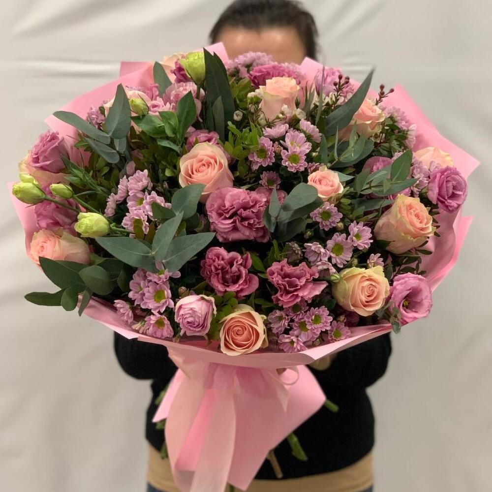 Шикарный букет   с розой, лизиантусом и эвкалиптом