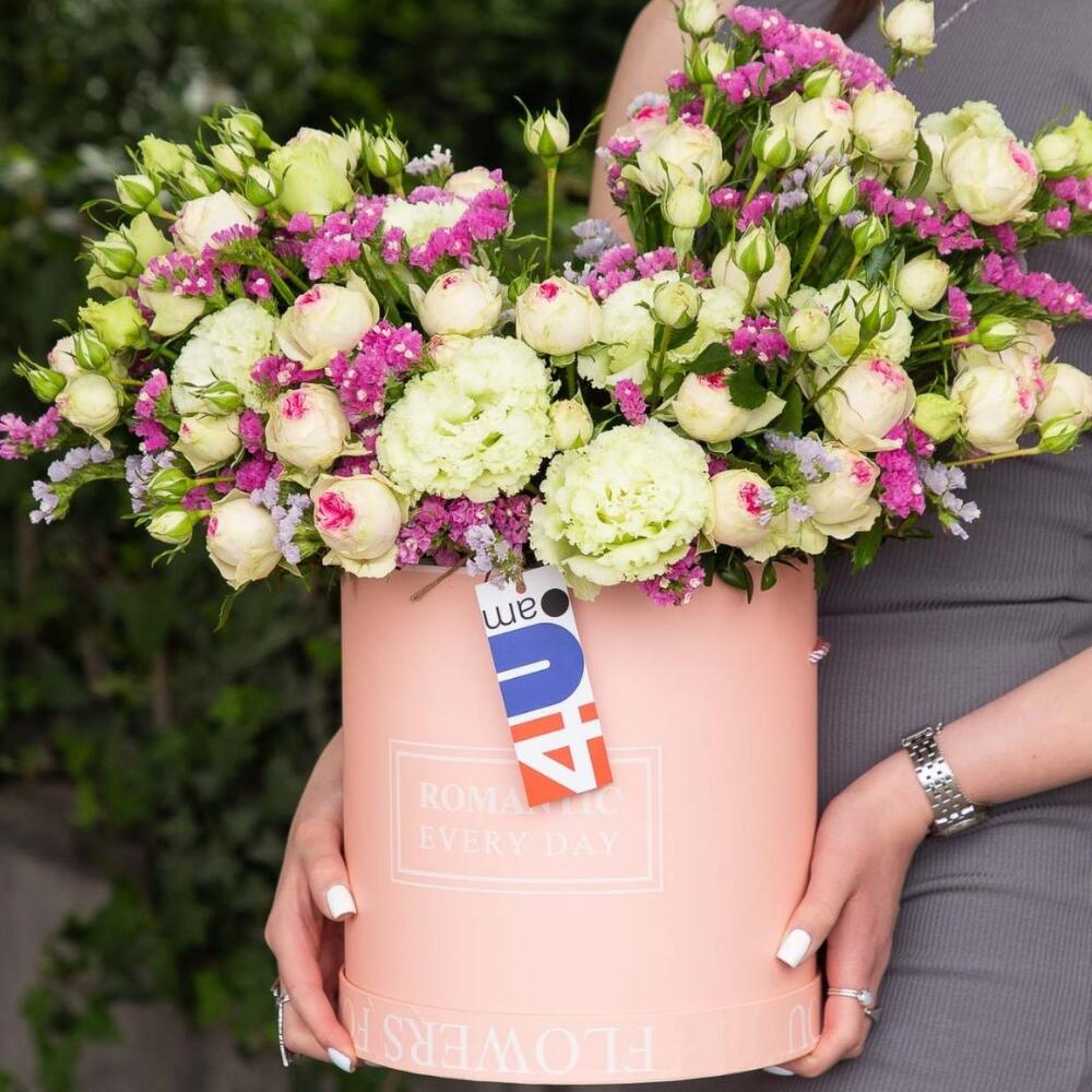 Композиция с кустовыми розами и лизиантусами